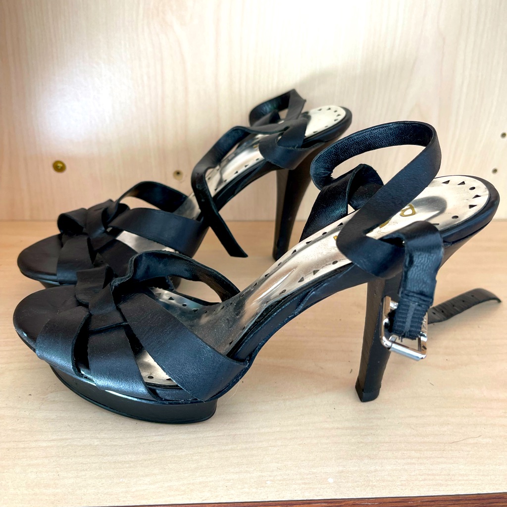Bcbg Cute And Super Comfortable Black Leather Sandals Size 8